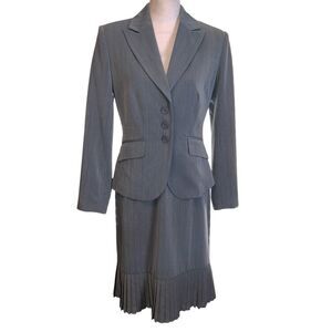 Metrostyle Stretch Gray Pinstriped 2 Piece Suit Skirt Set Size 6 Career Office